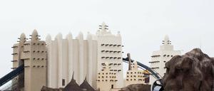 Blick auf Attraktionen im Phantasialand in Brühl (Nordrhein-Westfalen).