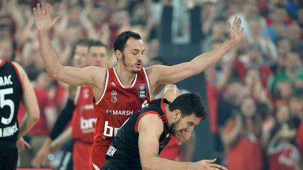 Einfach war es nicht. Bambergs Guard Karsten Tadda (re.) bei der Arbeit.