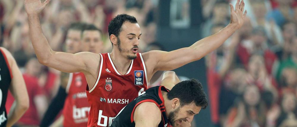 Einfach war es nicht. Bambergs Guard Karsten Tadda (re.) bei der Arbeit.