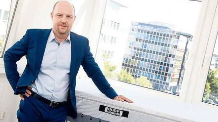 Ausgebremst. Adam Szpyt, Gründer von Bett1.de, soll seine „gut“ bewertete Matratze „Bodyguard“ nicht mehr mit dem Zusatz „Anti-Kartell-Matratze“ anbieten. 