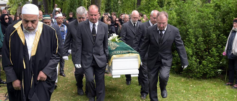 Am Freitag hatten die Aktivisten einen verstorbenen Flüchtling auf dem Friedhof Alter Zwölf-Apostel-Kirchhof in Berlin bestattet.
