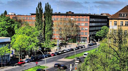 Muss ein Platz allseits von Straßen begrenzt sein? Die Weddinger Müllerstraße mit dem Vorplatz des alten Rathauses (l.)