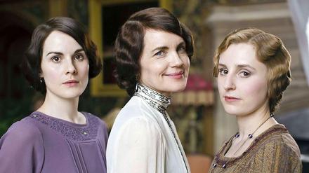 Im Film wie in der Wirklichkeit: Lady Mary (links), die älteste Tochter von Lord Grantham in der TV-Serie "Downton Abbey" (hier mit Mutter und Schwester Edith) kann den Titel ihres Vaters nicht erben.