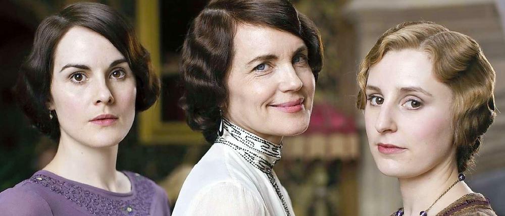 Im Film wie in der Wirklichkeit: Lady Mary (links), die älteste Tochter von Lord Grantham in der TV-Serie "Downton Abbey" (hier mit Mutter und Schwester Edith) kann den Titel ihres Vaters nicht erben.