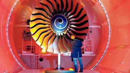 Damit sich was dreht. Absolventinnen und Absolventen der TU Berlin sind gefragt – beispielsweise für die Fertigung von Flugzeugtriebwerken bei Rolls-Royce. 