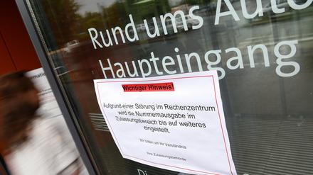 Ein Zettel am Haupteingang der Kfz-Zulassungsstelle in Frankfurt am Main weist die Besucher am Montag auf eine Störung im Rechenzentrum hin. Computersysteme von Zulassungsbehörden in Hessen und Rheinland-Pfalz sind am frühem Morgen Opfer eines Cyberangriffs geworden.