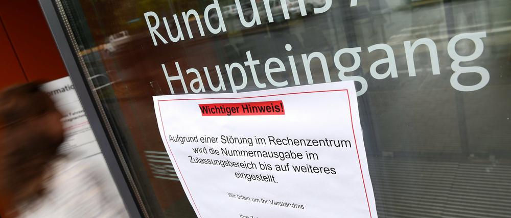 Ein Zettel am Haupteingang der Kfz-Zulassungsstelle in Frankfurt am Main weist die Besucher am Montag auf eine Störung im Rechenzentrum hin. Computersysteme von Zulassungsbehörden in Hessen und Rheinland-Pfalz sind am frühem Morgen Opfer eines Cyberangriffs geworden.