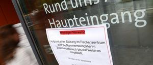 Ein Zettel am Haupteingang der Kfz-Zulassungsstelle in Frankfurt am Main weist die Besucher am Montag auf eine Störung im Rechenzentrum hin. Computersysteme von Zulassungsbehörden in Hessen und Rheinland-Pfalz sind am frühem Morgen Opfer eines Cyberangriffs geworden.