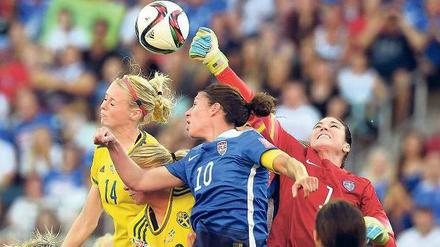 US-Torhüterin Hope Solo (rechts) behauptet sich gegen die Schwedinnen.