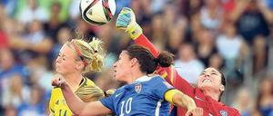 US-Torhüterin Hope Solo (rechts) behauptet sich gegen die Schwedinnen.