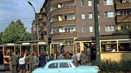 Berlin-Spandau nimmt Abschied. 1967 war's, die letzte Straßenbahn in West-Berlin ist auf dem Rückzug - und tausende winken zum Abschied wie hier in Siemensstadt.