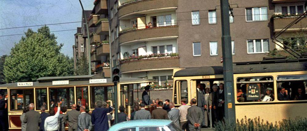 Berlin-Spandau nimmt Abschied. 1967 war's, die letzte Straßenbahn in West-Berlin ist auf dem Rückzug - und tausende winken zum Abschied wie hier in Siemensstadt.