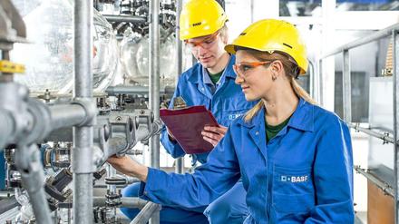Die BASF bildet in Brandenburg zum Chemikant aus. 