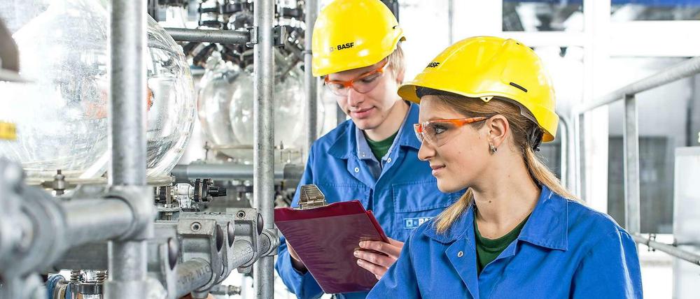 Die BASF bildet in Brandenburg zum Chemikant aus.