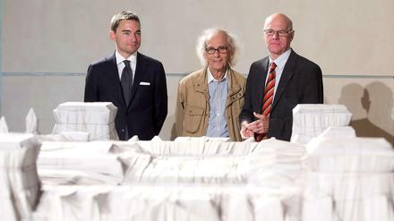 Windhorst, Christo und Lammert (v.l.) mit einem Model des "Wrapped Reichstag".