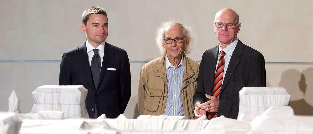 Windhorst, Christo und Lammert (v.l.) mit einem Model des "Wrapped Reichstag".