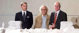 Windhorst, Christo und Lammert (v.l.) mit einem Model des "Wrapped Reichstag".