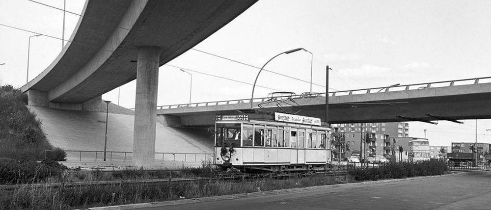 Dieses Foto stammt aus dem BVG-Archiv. Es dürfte eine der letzten Fahrten der Linie 55 nach Spandau sein, im Jahr 1967. Die zwei Brücken zeigen die Autobahn nach Hamburg; hinten ist der Jakob-Kaiser-Platz zu sehen. Und der Fotograf steht somit auf dem Siemensdamm.