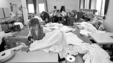Weibliche Häftlinge im Frauengefängnis Stollberg-Hoheneck bei der Zwangsarbeit in einer Näherei, aufgenommen im Dezember 1989.