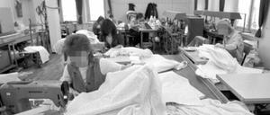 Weibliche Häftlinge im Frauengefängnis Stollberg-Hoheneck bei der Zwangsarbeit in einer Näherei, aufgenommen im Dezember 1989.