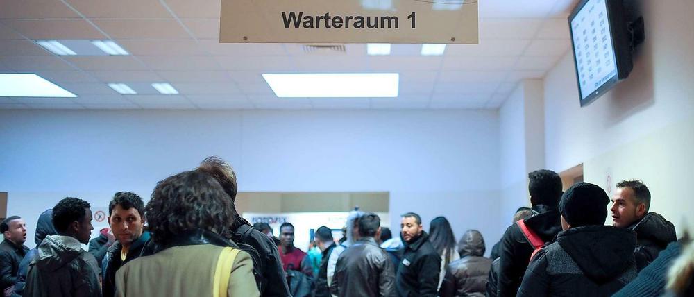 Flüchtlinge in der Warteschlange im Lageso. Das Amt ist ihre erste Anlaufstelle in Berlin.