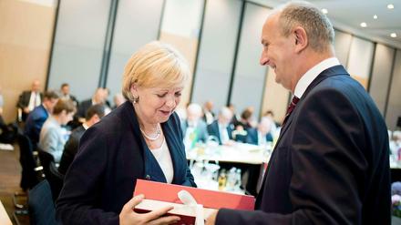 Nettigkeiten trotz Gegensatz: Hannelore Kraft wird von Dietmar Woidke beschenkt.