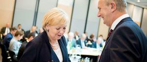 Nettigkeiten trotz Gegensatz: Hannelore Kraft wird von Dietmar Woidke beschenkt.