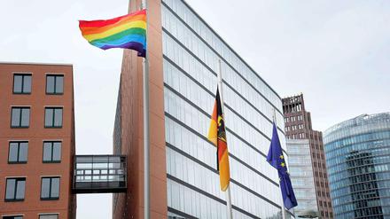 Vor dem Bundesumweltministerium weht während der "Pride Week" für Toleranz die Regenbogenfahne. Vor einem Jahr hatte Barbara Hendricks (SPD) sie schon einmal aufziehen lassen.