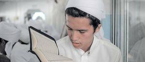 Ein malaysischer Koranschüler prägt sich zum Beginn des Ramadan Suren ein.