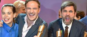 Laia Costa, Frederick Lau und Filmemacher Sebastian Schipper freuen sich über die Lolas für "Victoria".