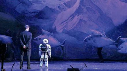 Roboter Myon bestaunt das Bühnenbild in der Komischen Oper.