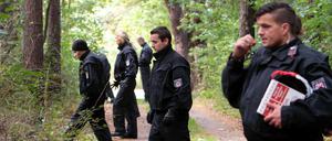 Polizisten sind in einem Waldstück nahe Storkow (Brandenburg) am auf der Suche nach Spuren, die zum Entführer eines Berliner Investment-Managers führen könnten. Der Prozess gegen den sogenannten «Maskenmann» steht vor dem Abschluss. 