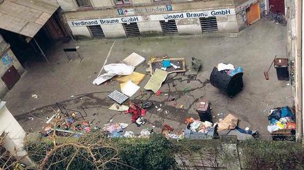 Müllabladeplatz. Kaum wird der Unrat im Hof der Grunewaldstraße 87 beseitigt– schon ist er in ein paar Tagen wieder da.