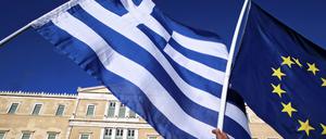 Die Fahnen Griechenlands und der EU in der Hand von Demonstranten in Athen