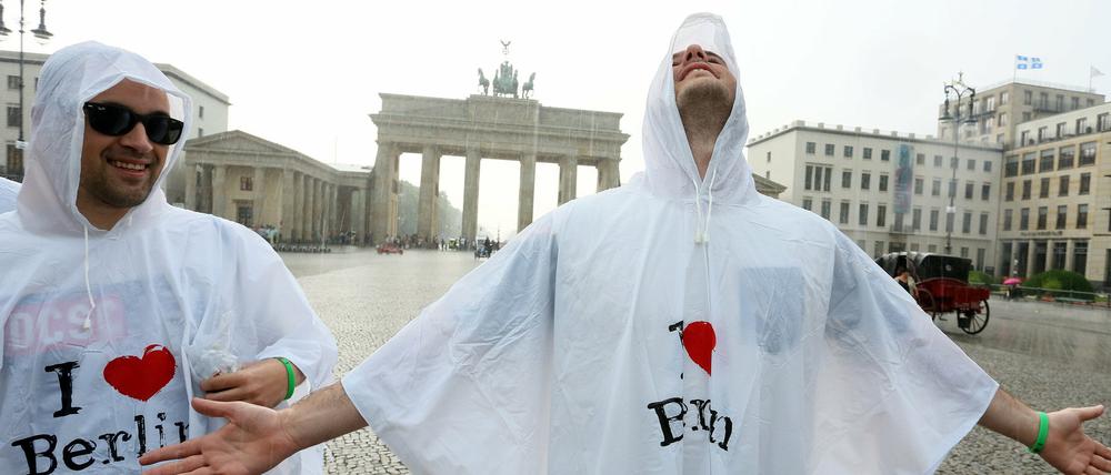 Und das soll Sommer sein? Diesen Touristen aus Barcelona macht das Wetter vielleicht nichts aus. Uns Berlinern aber schon, meint Bernd Matthies.