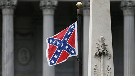 Die umstrittene US-Südstaatenflagge vor einem Regierungsgebäude in Columbia, South Carolina