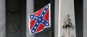 Die umstrittene US-Südstaatenflagge vor einem Regierungsgebäude in Columbia, South Carolina