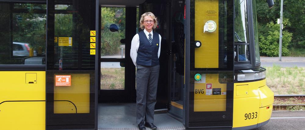 Franka Sonntag auf "ihrer" Tram der Linie 50. Mit dem Job ist sie immer noch sehr zufrieden.