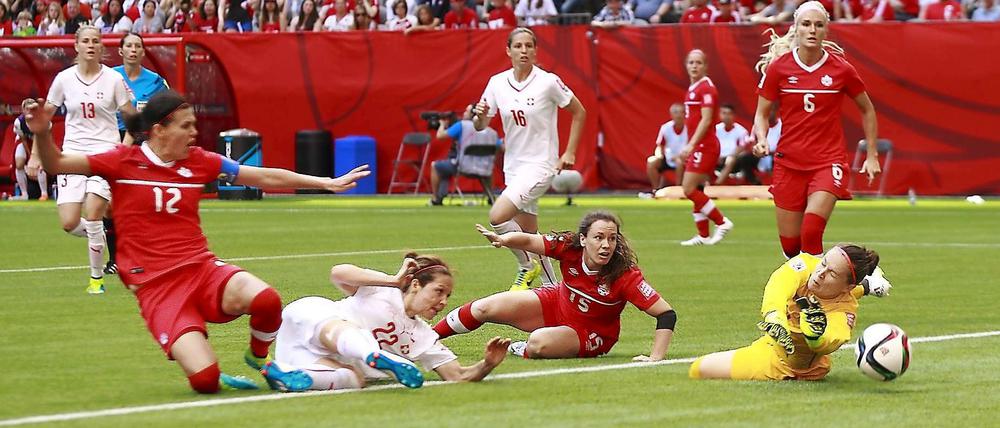 xxxx. Die kanadische Torhüterin Erin McLeod hält einen Schuss der Schweizerin Vanessa Bernauer.