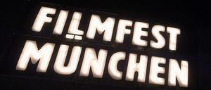 Schriftzug "Filmfest München" in leuchtenden Lettern.