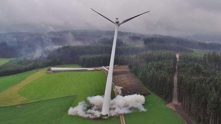 Spektakuläre "Rückbaumethode": Die Windräder werden einfach gesprengt. 
