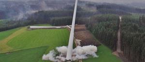 Spektakuläre "Rückbaumethode": Die Windräder werden einfach gesprengt. 