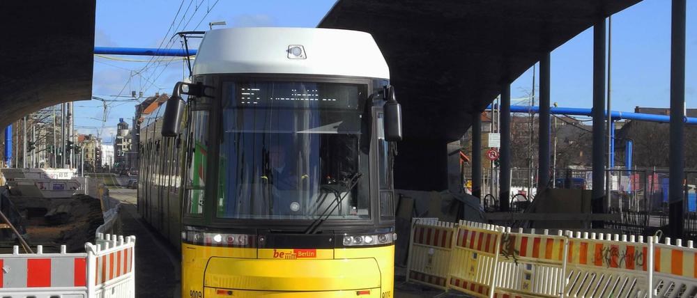 Bald ist die Haltestelle mit den geschwungenen Betondächern vor dem Hauptbahnhof fertig. Sie wird eine der großzügigsten in Berlin - und vermutlich die teuerste.