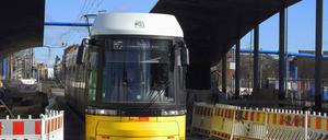Bald ist die Haltestelle mit den geschwungenen Betondächern vor dem Hauptbahnhof fertig. Sie wird eine der großzügigsten in Berlin - und vermutlich die teuerste.