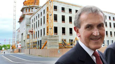 Was wird Gründungsintendant Neil MacGregor aus dem Humboldt-Forum machen? MacGregor beim Rundgang durch den Rohbau Anfang Mai.