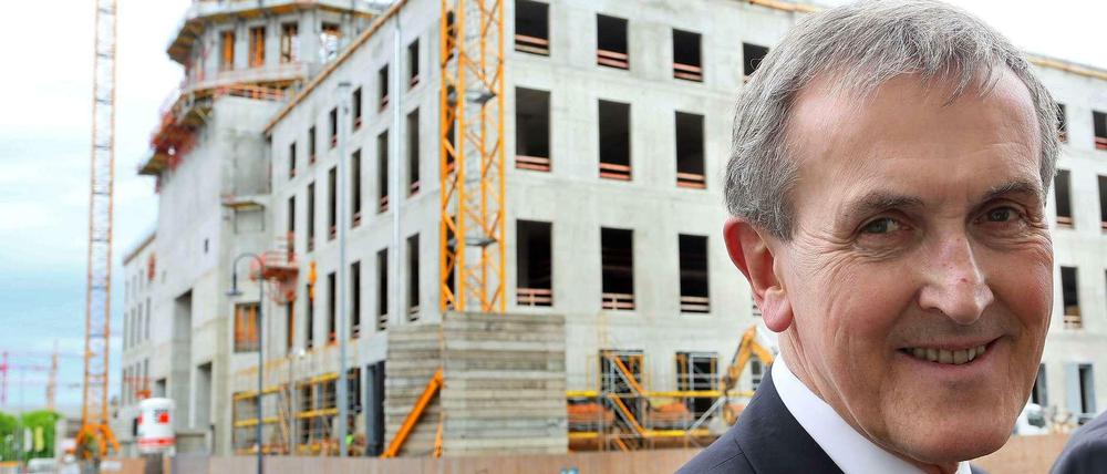 Was wird Gründungsintendant Neil MacGregor aus dem Humboldt-Forum machen? MacGregor beim Rundgang durch den Rohbau Anfang Mai.
