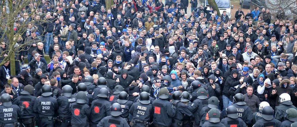 Mehraufwand: Die Bremer Polizei im Einsatz beim Nordderby zwischen Werder Bremen und dem Hamburger SV.