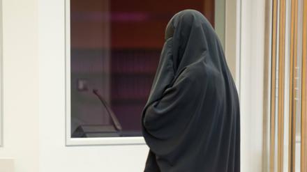 Die Angeklagte Karolina R. steht im Oberlandesgericht Düsseldorf im Gerichtssaal. Wegen Unterstützung der Terrororganisation Islamischer Staat hat das Düsseldorfer Oberlandesgericht eine Frau und einen Mann verurteilt.