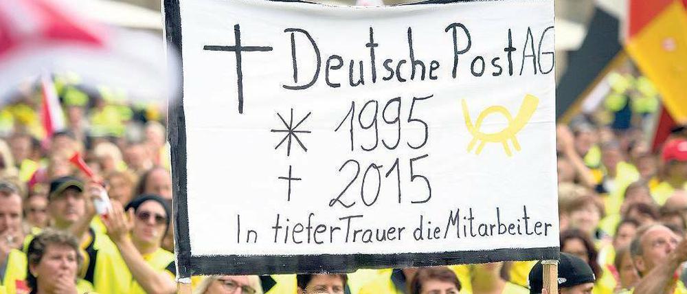 Enttäuscht. Das Plakat dieser streikenden Post-Beschäftigten spielt auf die Privatisierung des Konzerns 1995 an.