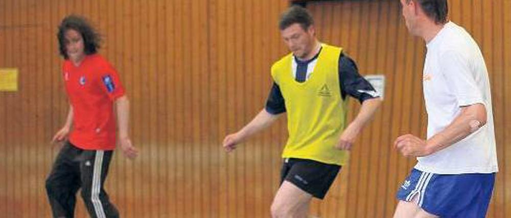 Jede Woche trifft sich die Obdachlosen-Mannschaft von „Ocker-Beige Berlin“ in einer Schulturnhalle in Mitte. Jetzt steht der „European Homeless Cup“ bevor.